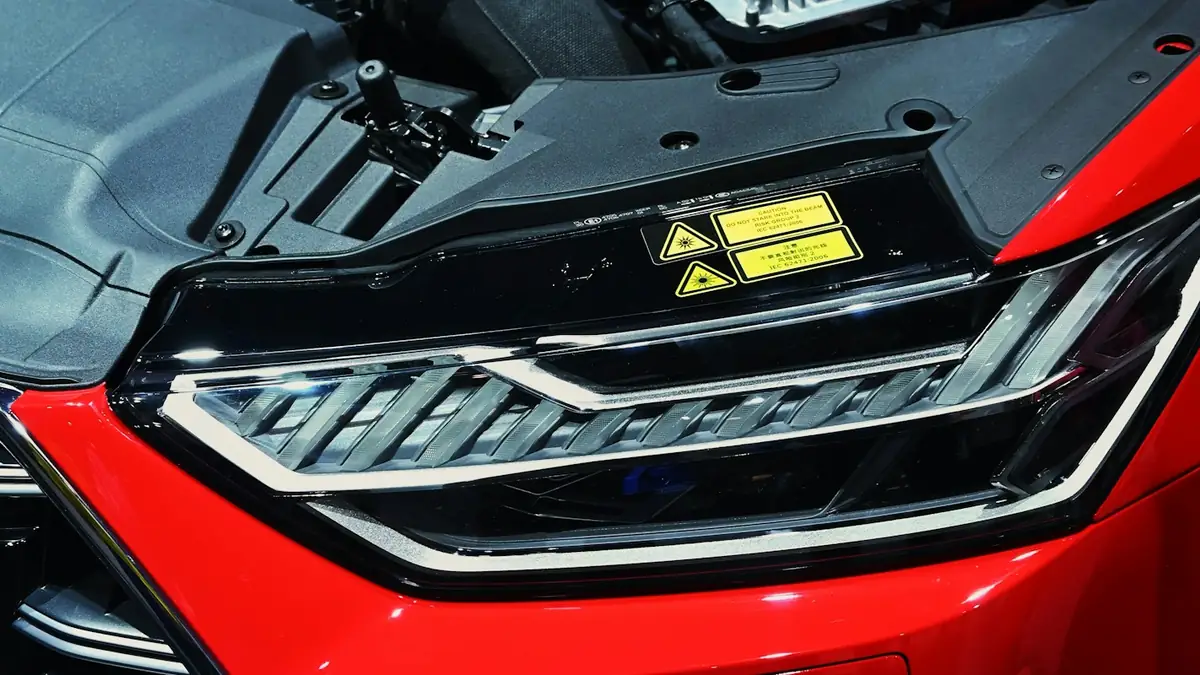 Roter Sportwagen mit LED-Scheinwerfer und geöffneter Motorhaube